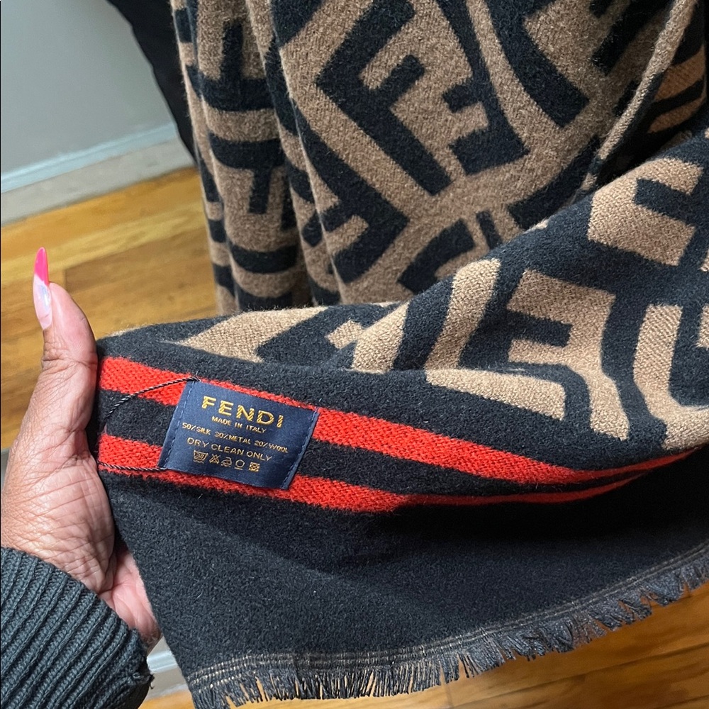Fendi Women's Tan and Black Cape - Picture 3 of 6